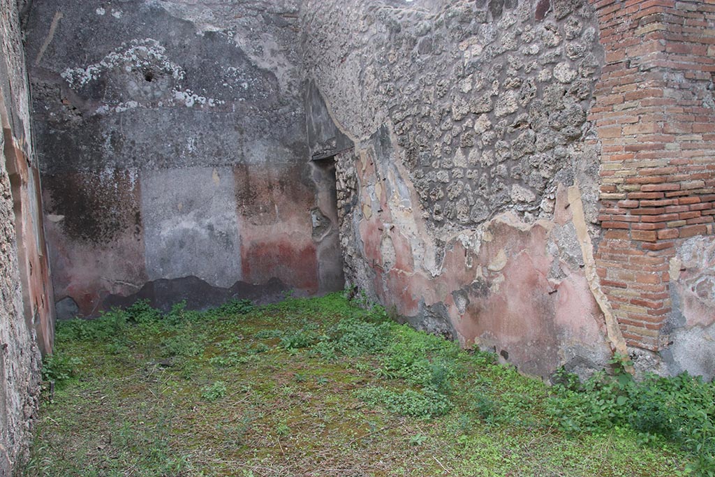 IX.7.25 Pompeii. October 2024.
Tablinum (o), looking towards south-west corner and doorway to room (n). Photo courtesy of Klaus Heese.
