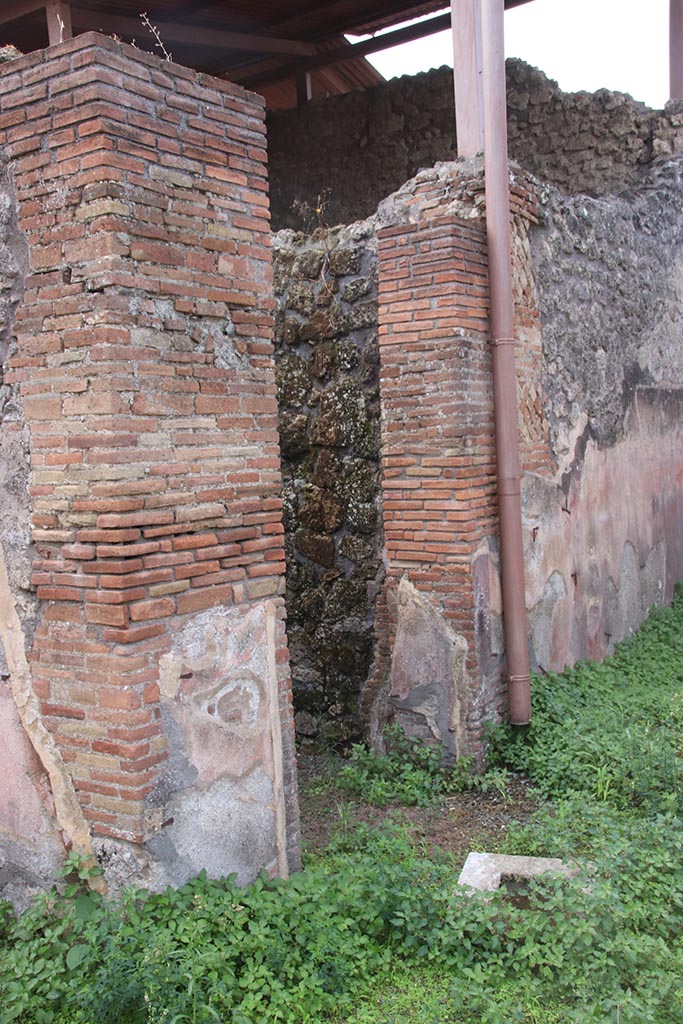 IX.7.25 Pompeii. October 2024.
Doorway to room (m) in south-west corner of atrium. Photo courtesy of Klaus Heese.