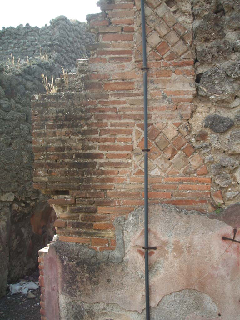 IX.7.25 Pompeii. May 2005.
South-west corner of atrium “2”, with part of doorway to cubiculum “m”, and south wall of ala/triclinium “l” (L).