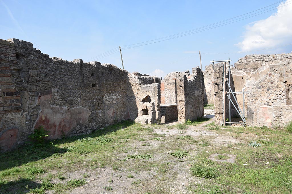 IX.7.25 Pompeii. October 2017. Looking north-west across atrium. Photo courtesy of Johannes Eber.