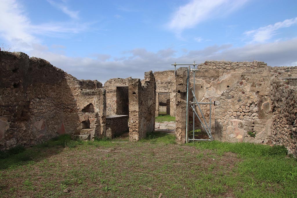 IX.7.25 Pompeii. October 2024.
Looking towards north side of atrium with doorway into IX.7.24 on left, and entrance doorway in centre. Photo courtesy of Klaus Heese.