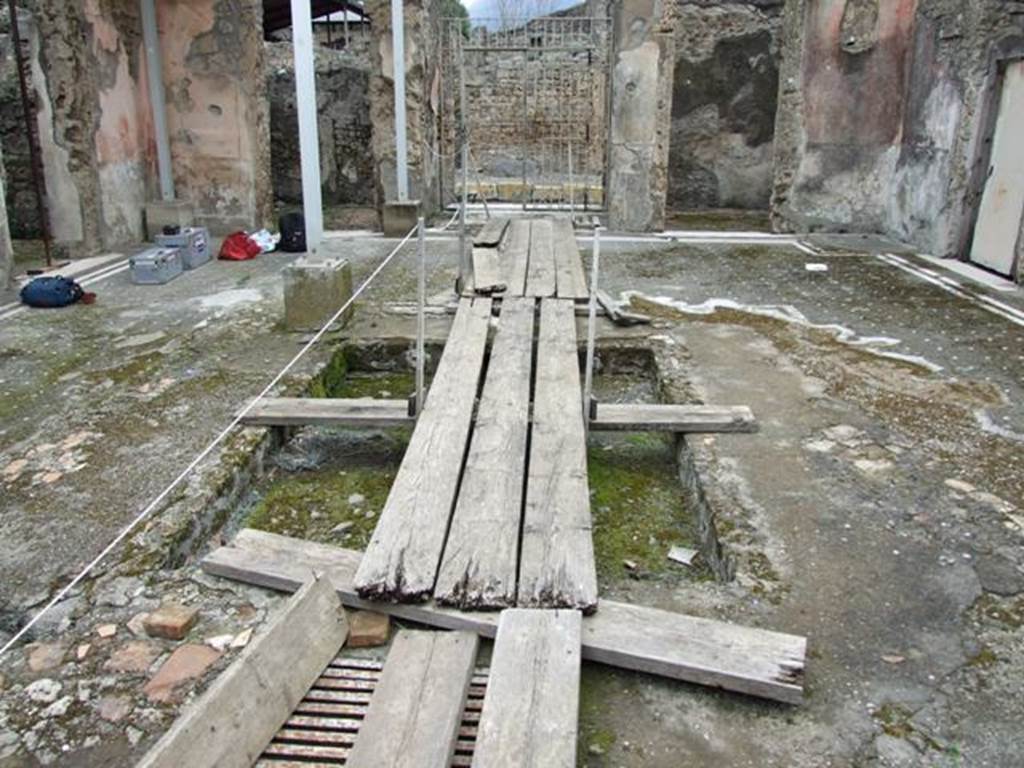 IX.8.6 Pompeii. March 2009. Atrium, looking north across impluvium towards entrance, from tablinum. According to Mau, “it was noted that under the rear part of the right (west) side of the atrium, there was a vast cellar that stretched under the near (north) portico of the peristyle, and to which one descended by a stairs situated on the rear margin of the impluvium: an example so far unique in Pompeii”.
See Bulletino dell’Instituto di corrispondenza archaeologica, 1880, (p.124)