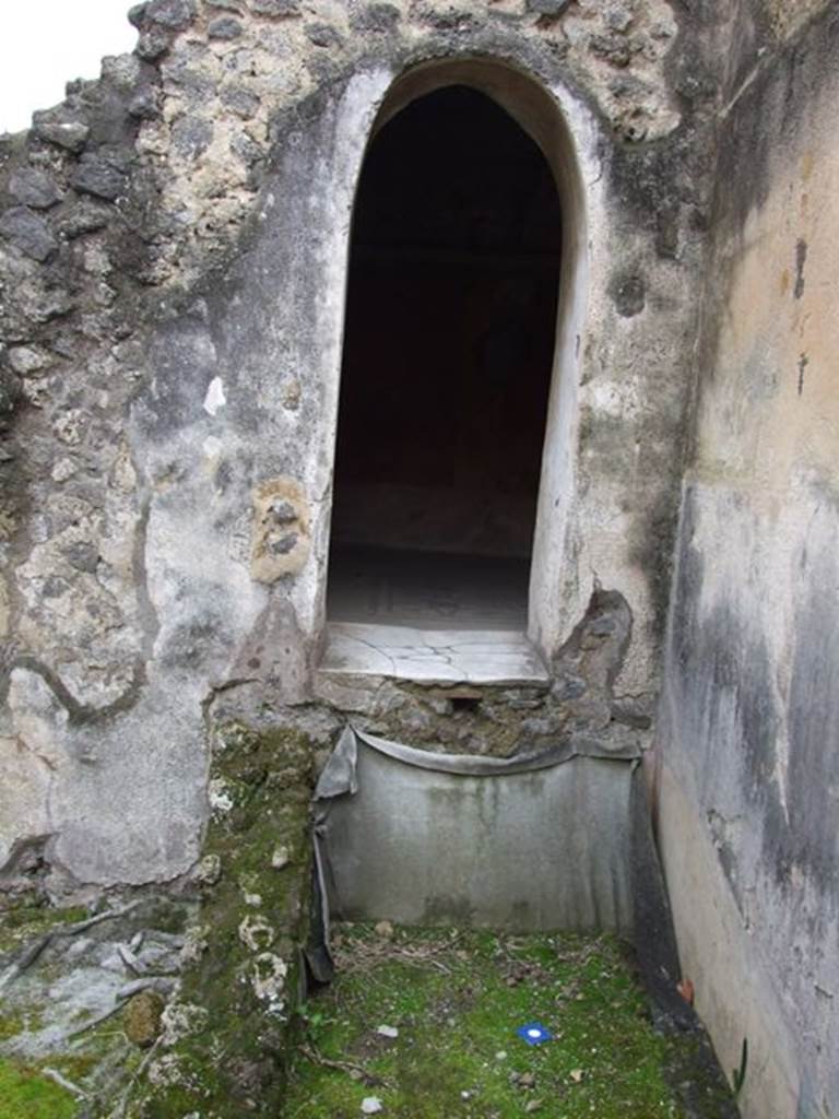 IX.8.6 Pompeii. March 2009. Room 32, south-west corner. Arched doorway with remains of steps to tepidarium.