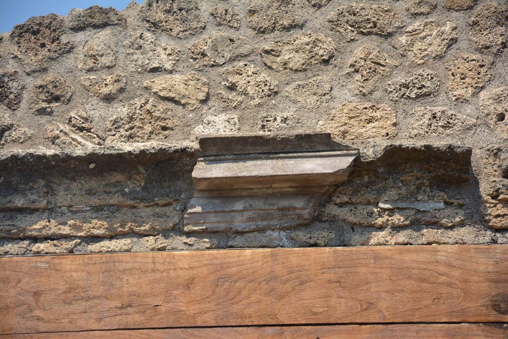 IX.8.b Pompeii. July 2017. Detail from above upper entrance doorway.
Foto Annette Haug, ERC Grant 681269 DÉCOR.

