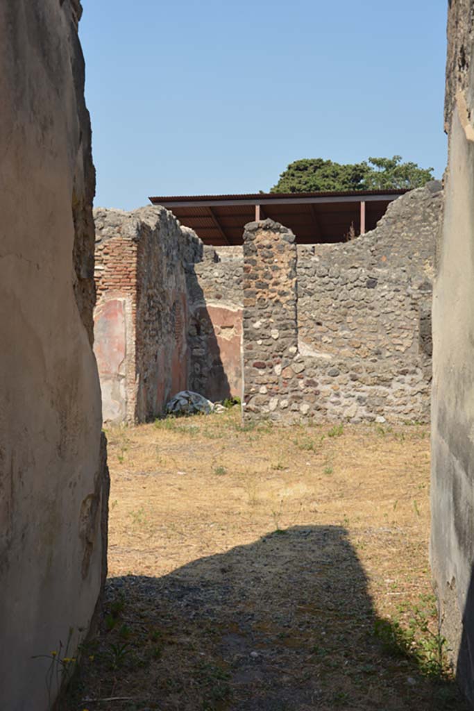 IX.8.b Pompeii. July 2017. Looking east along entrance corridor towards atrium.
Foto Annette Haug, ERC Grant 681269 DÉCOR.
