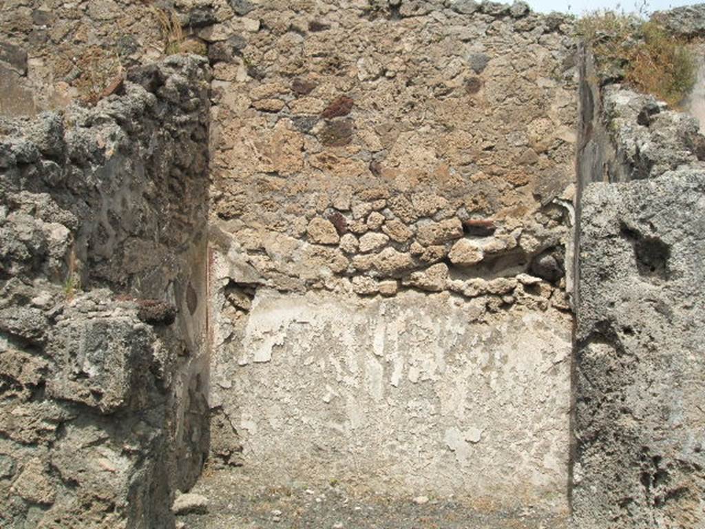 IX.8.b Pompeii. May 2005. Looking north into cubiculum in north-west corner of atrium.