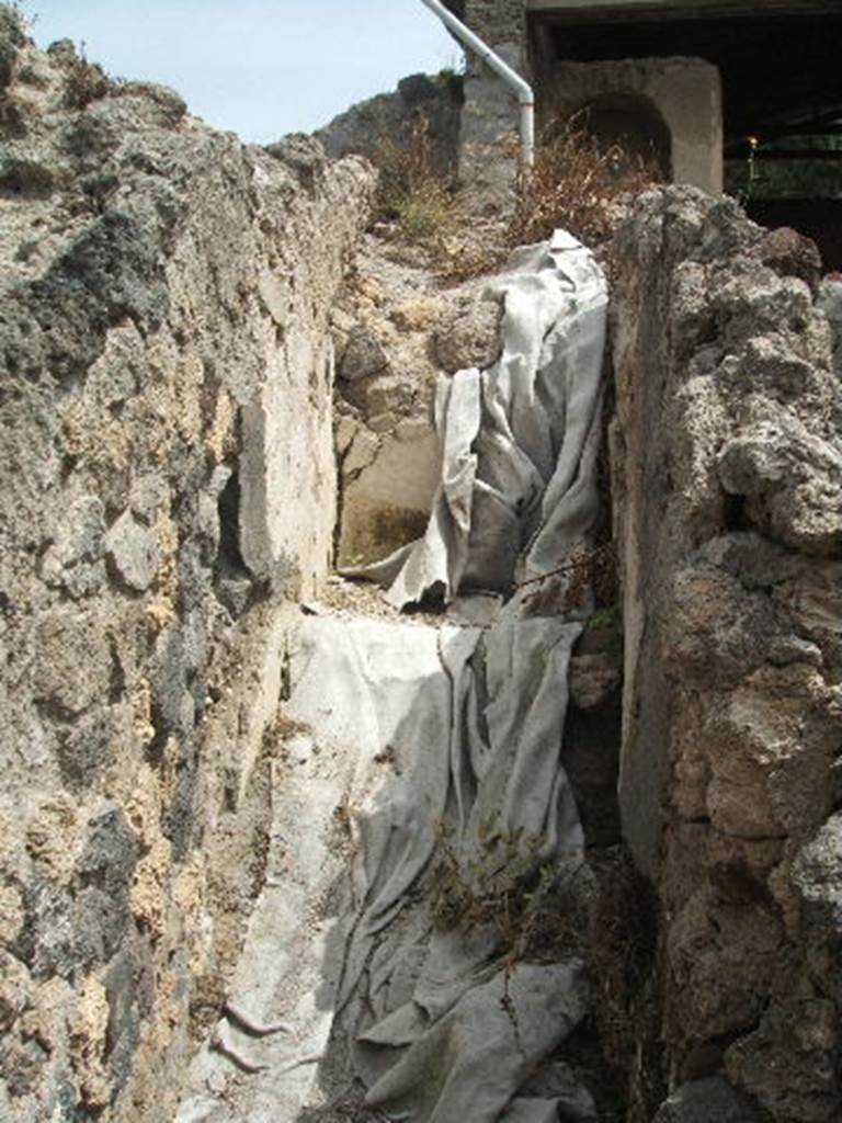 IX.8.c Pompeii. May 2005.  Looking east along site of small steps to upper floor, leading east from small room or cupboard area.
