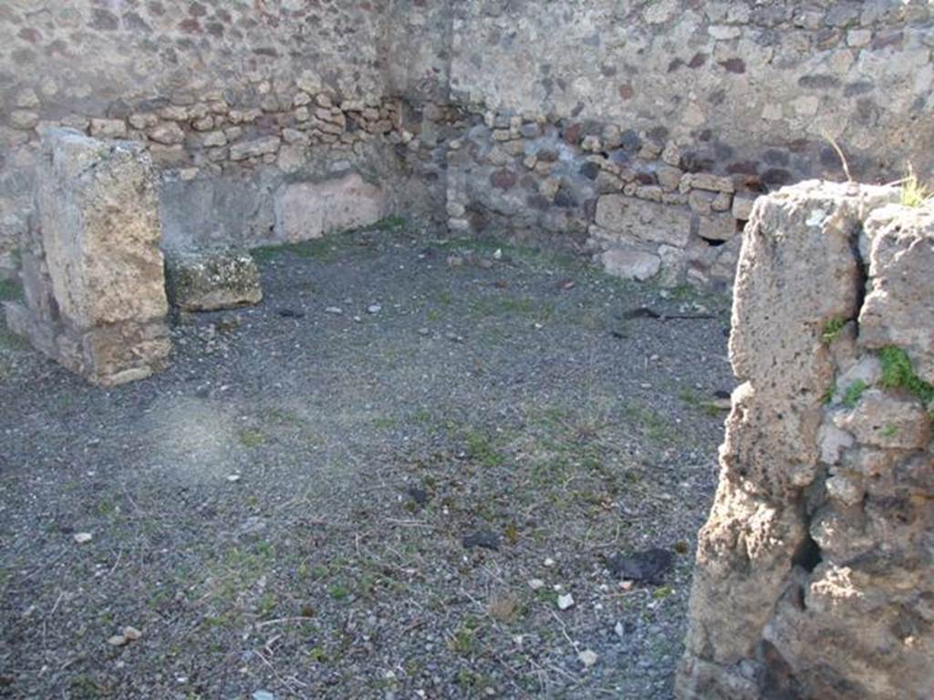 IX.9.a Pompeii. March 2009. Looking north west into Triclinium, from wide passageway around garden.