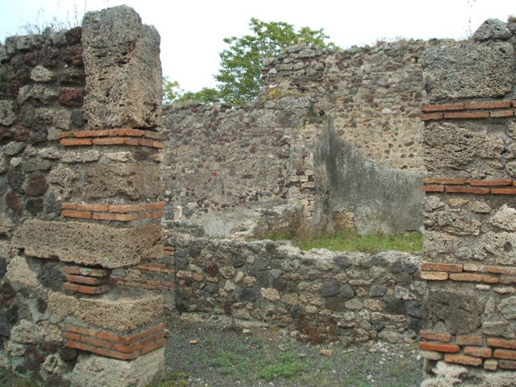 IX.9.a Pompeii. May 2005. Entrance doorway, looking east across room �f�, the peristyle.