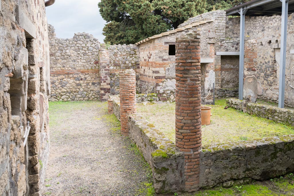 IX.9.c Pompeii. March 2023. Looking east along north portico and across garden area. Photo courtesy of Johannes Eber.