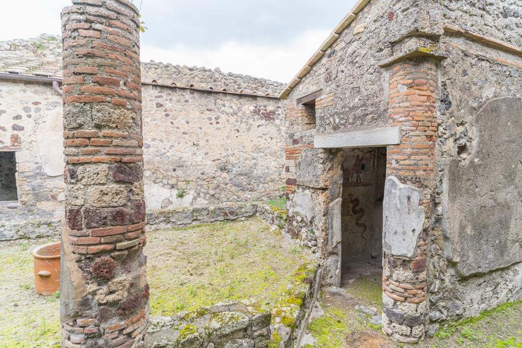 IX.9.c Pompeii. March 2023. 
Looking north towards doorway to kitchen from south-east corner of peristyle/garden. Photo courtesy of Johannes Eber.
