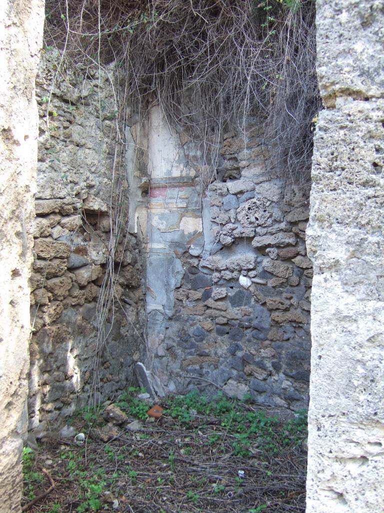 IX.10.2 Pompeii. May 2006. Cubiculum 8 in north-east corner, with remains of painted stucco decoration, looking east.