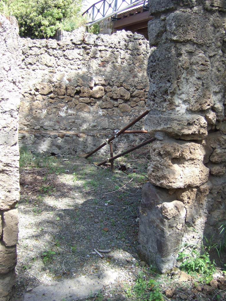 IX.10.2 Pompeii. May 2006. Triclinium 5, to east of entrance, looking north.