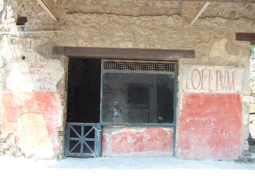 IX.11.2 Pompeii. May 2006. Entrance with graffiti on both sides.