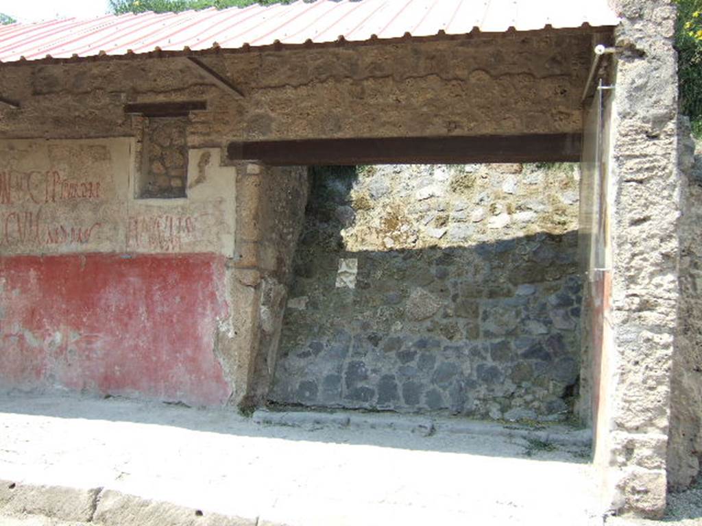IX.11.4 Pompeii. May 2005. Entrance doorway.