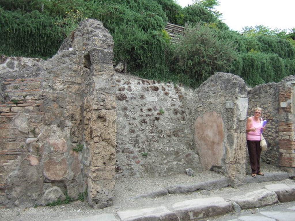 IX.11.6 Pompeii. May 2006. Entrances to IX.11.5, 6 and 7 on north side of Via dell’Abbondanza.