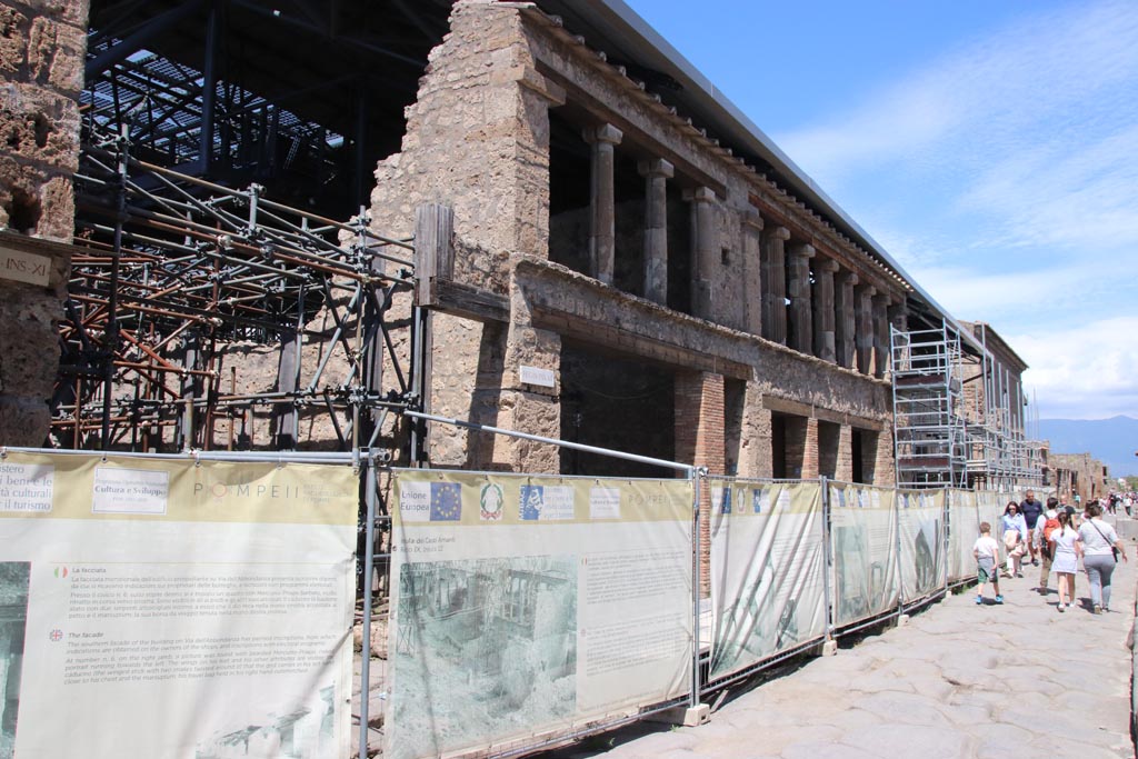 IX.12.1 Pompeii, in centre. October 2022. Looking north-east to front façade of the insula IX.12. Photo courtesy of Klaus Heese.