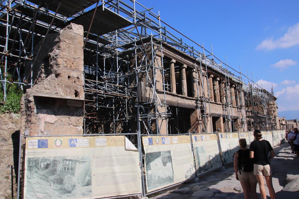 IX.12.1 Pompeii, in centre. October 2022. Looking north-east to front façade of the insula IX.12. Photo courtesy of Klaus Heese.