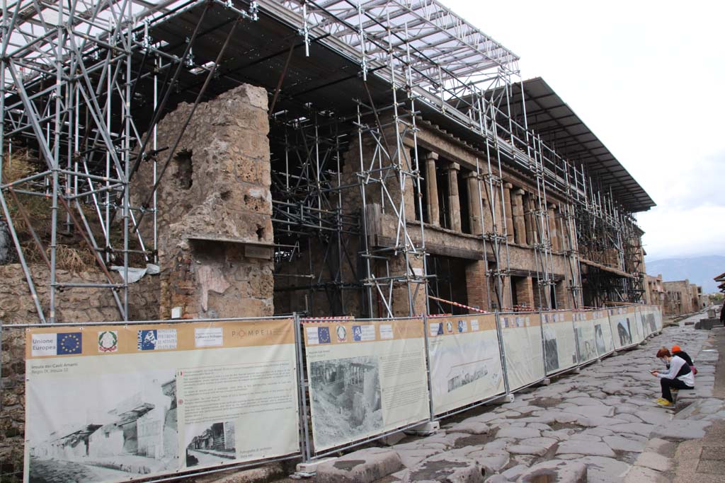 IX.12.1 Pompeii, in centre. October 2020. Looking east on Via dell’ Abbondanza, during the year of the pandemic.
IX.11.7, and roadway between IX.11 and IX.12, on left. Photo courtesy of Klaus Heese.

