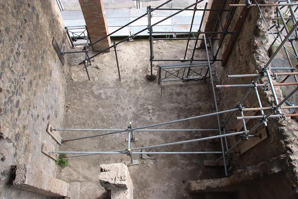 IX.12.2 and IX.12.1 Pompeii. October 2024. Looking south from above rear rooms “b” and “c”. Photo courtesy of Klaus Heese.
