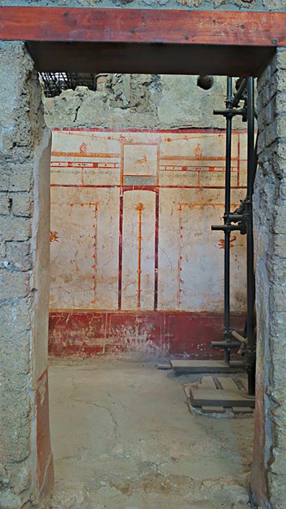 IX.12.6 Pompeii. 2016/2017.
Room “l(L)”, looking north through doorway. Photo courtesy of Giuseppe Ciaramella.


