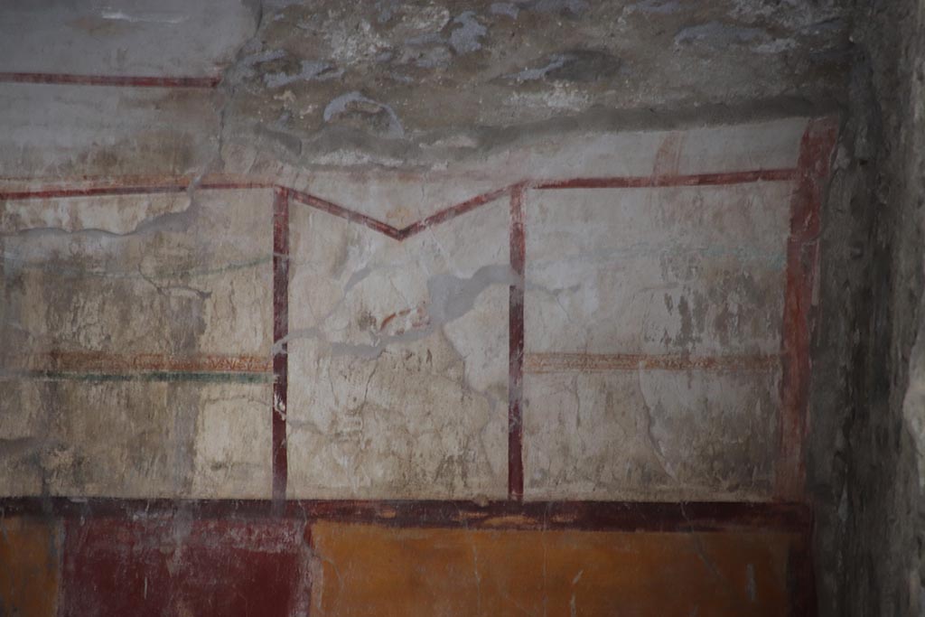 IX.12.6 Pompeii. October 2024. Room “i”, upper north wall at east end. Photo courtesy of Klaus Heese.