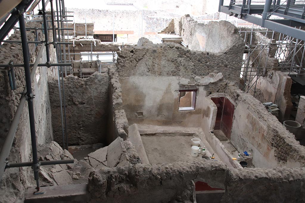 IX.12.6 Pompeii. October 2024. Rooms “o”, on left, and “n1”, in centre, looking south. Photo courtesy of Klaus Heese.