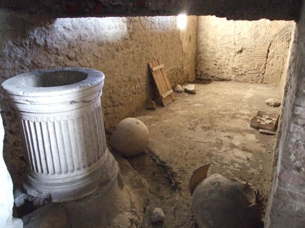 IX.12.6 Pompeii. March 2009. Room “o”, with marble puteal covering the well.