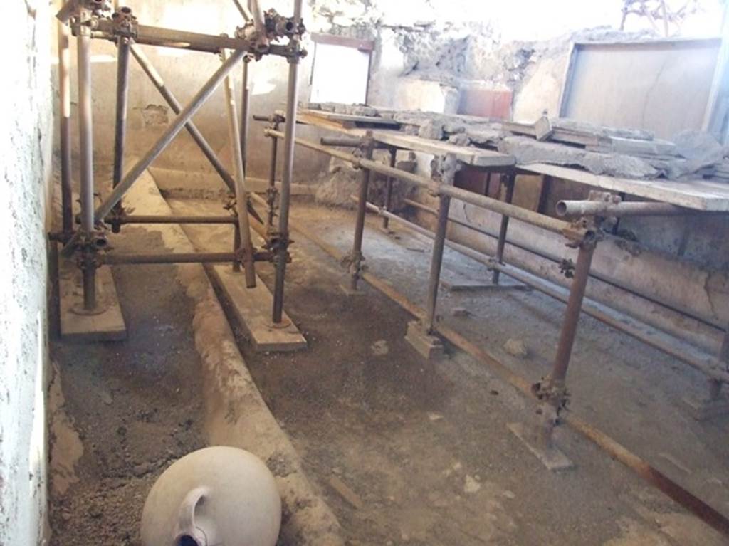 IX.12.6 Pompeii. March 2009. Room “n1”, looking south-west across internal garden.