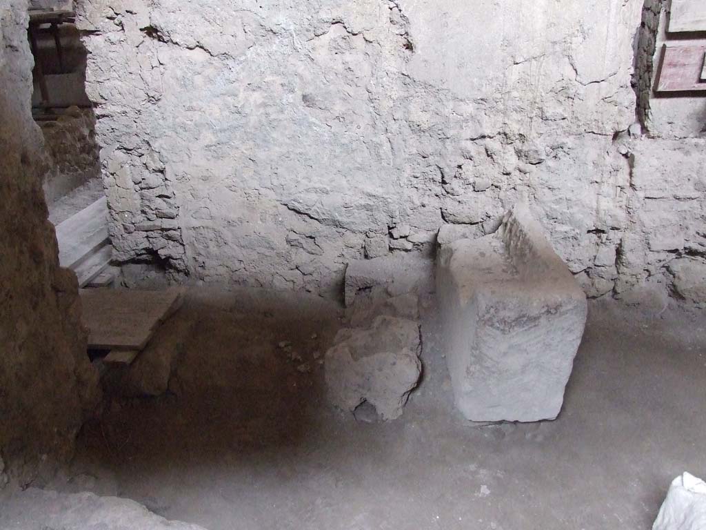 IX.12.8 Pompeii. December 2006. Stable “n” with doorway in south wall into room “n1”.  