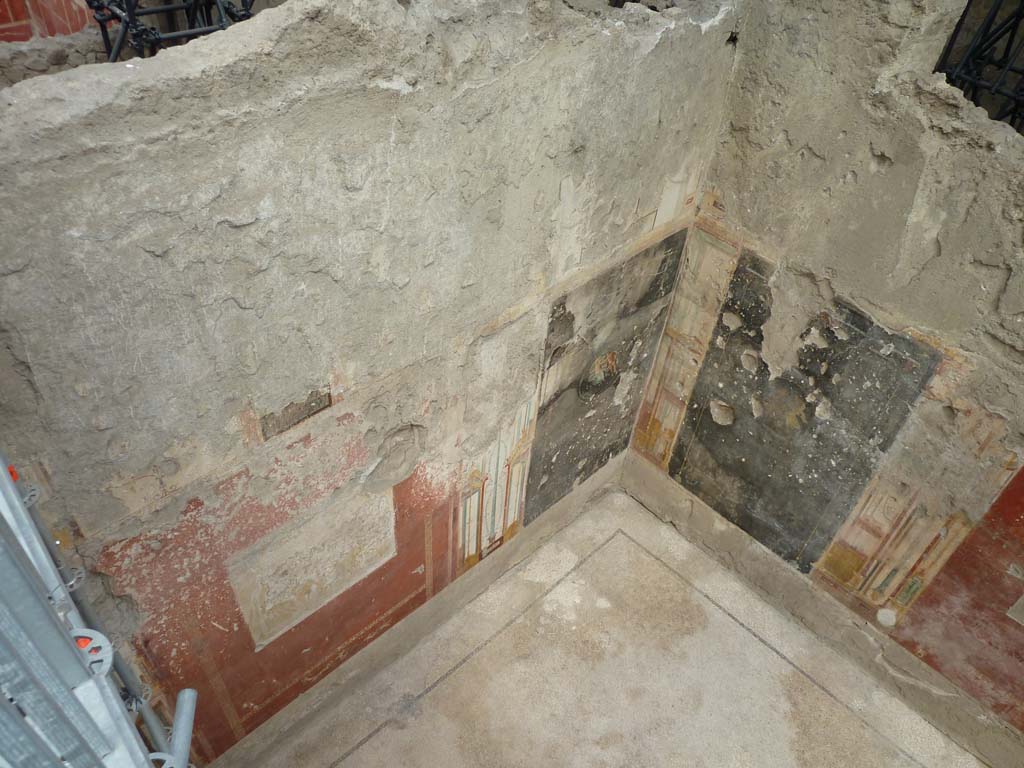IX.12.9 Pompeii. May 2010. Room “u”, north wall and north-east corner.