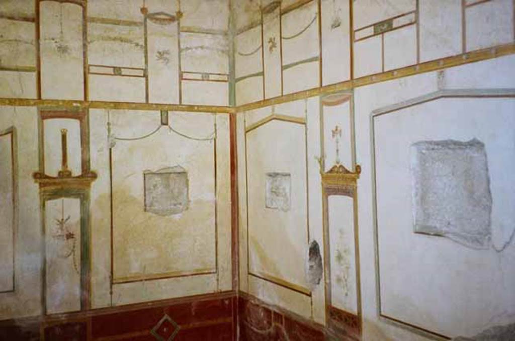 IX.12.9 Pompeii. May 2010. Room 13, north-east corner. Photo courtesy of Rick Bauer.