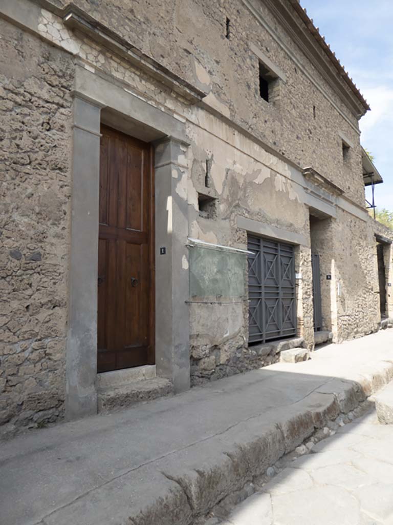 IX.13.1/2/3 Pompeii. September 2017. Looking east along front facade
Foto Annette Haug, ERC Grant 681269 DÉCOR.
