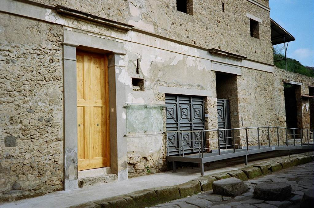 IX.13.1/2/3 Pompeii. March 2010.  Entrances on Via Dell’Abbondanza.