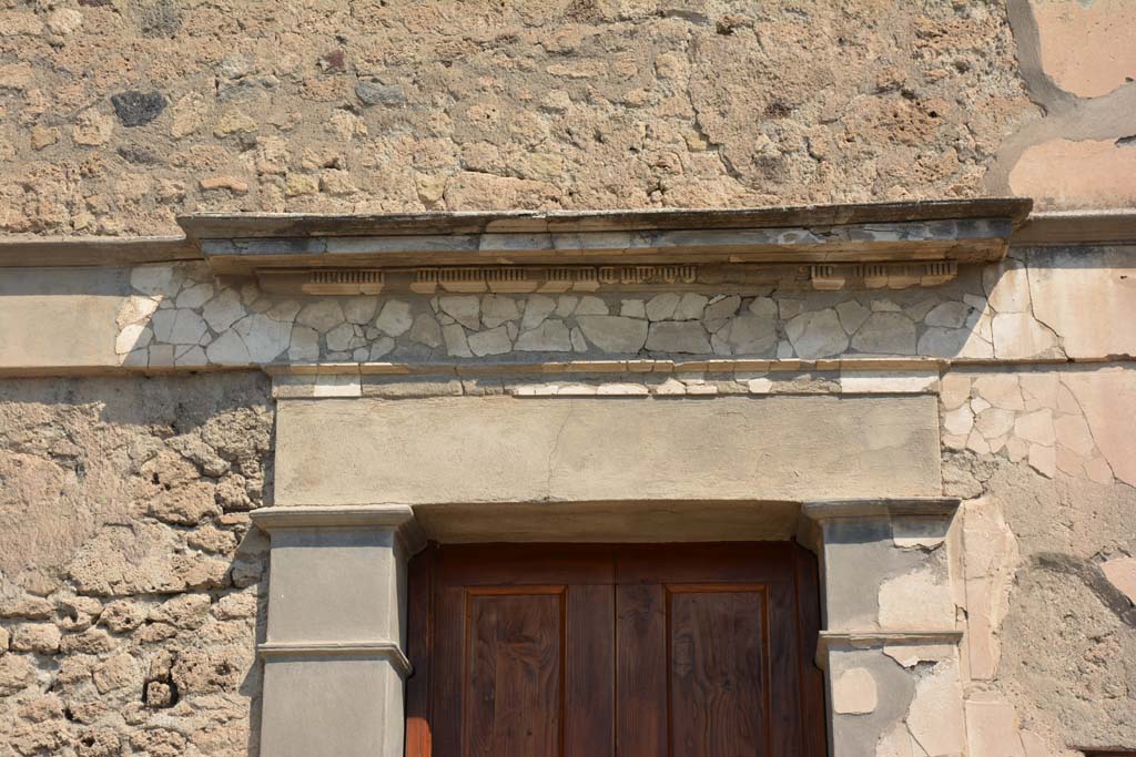 IX.13.1 Pompeii. July 2017. Detail from above entrance doorway.
Foto Annette Haug, ERC Grant 681269 DÉCOR.
