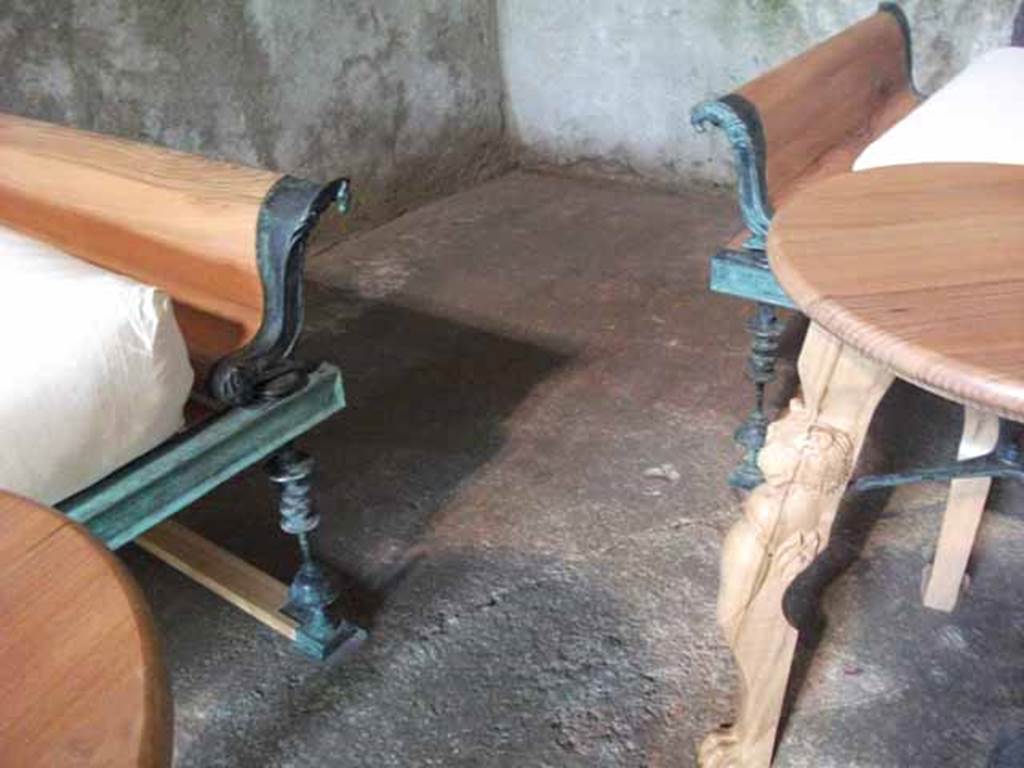 IX.13.1-3 Pompeii. May 2010.  Room 13, reproduction couches.