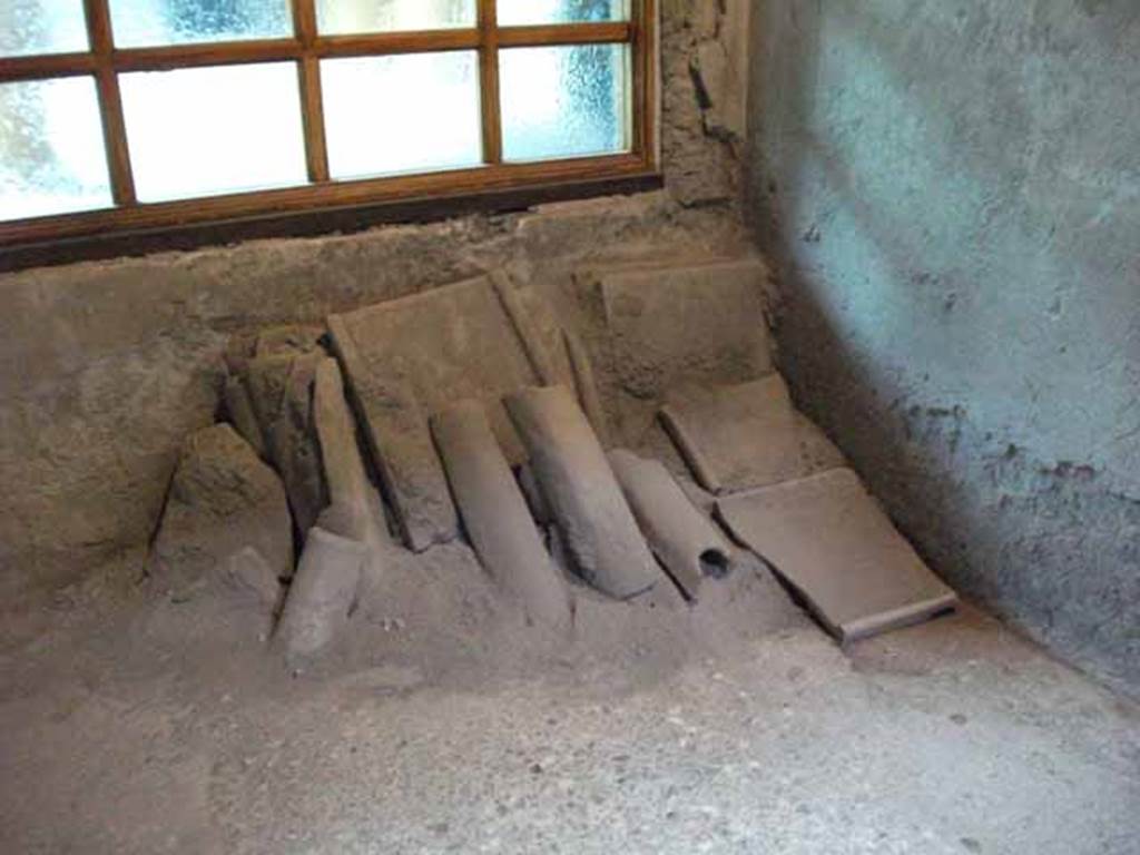 IX.13.1-3 Pompeii. May 2010. Room 14, north east corner.