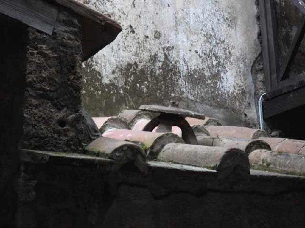 IX.13.1-3 Pompeii. May 2010.  Room 21, kitchen roof. 
According to Giordano and Casale, on 26th May 1969, a painted inscription was found on the peristyle, in red, on the wall above the kitchen. It read –
C . IVLIVM . POLIBIVM . D . VIR . D. R. P. O
See Atti della Accademia Pontaniana, vol XXXIX, 1990 for article by Giordano, C & Casale, A: “Iscrizioni Pompeiane inedite scoperte tra gli anni 1954-1978” (p.284)

