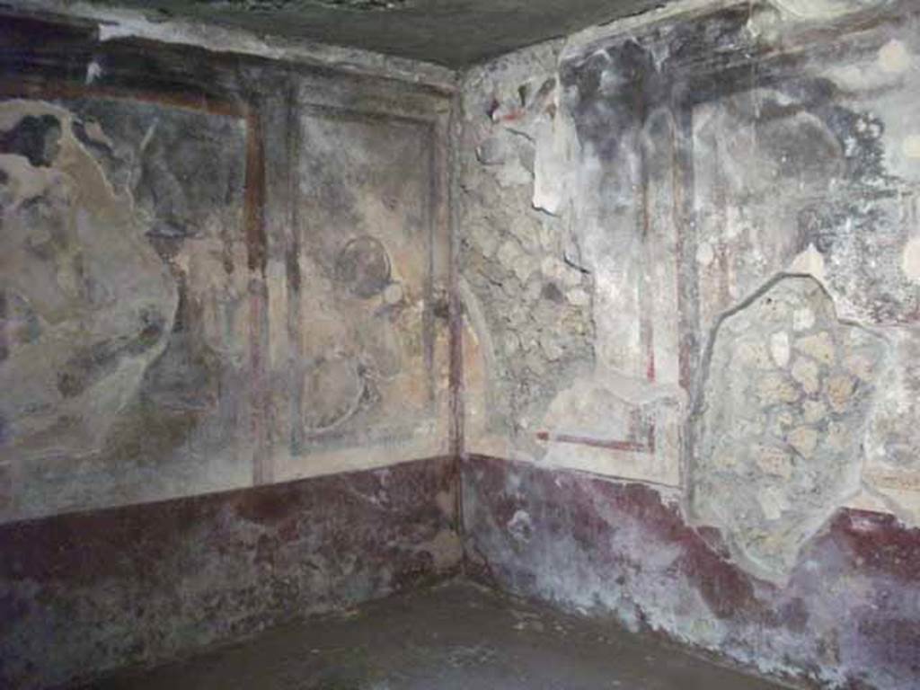 IX.13.1-3 Pompeii. May 2010. Room 22, north west corner.