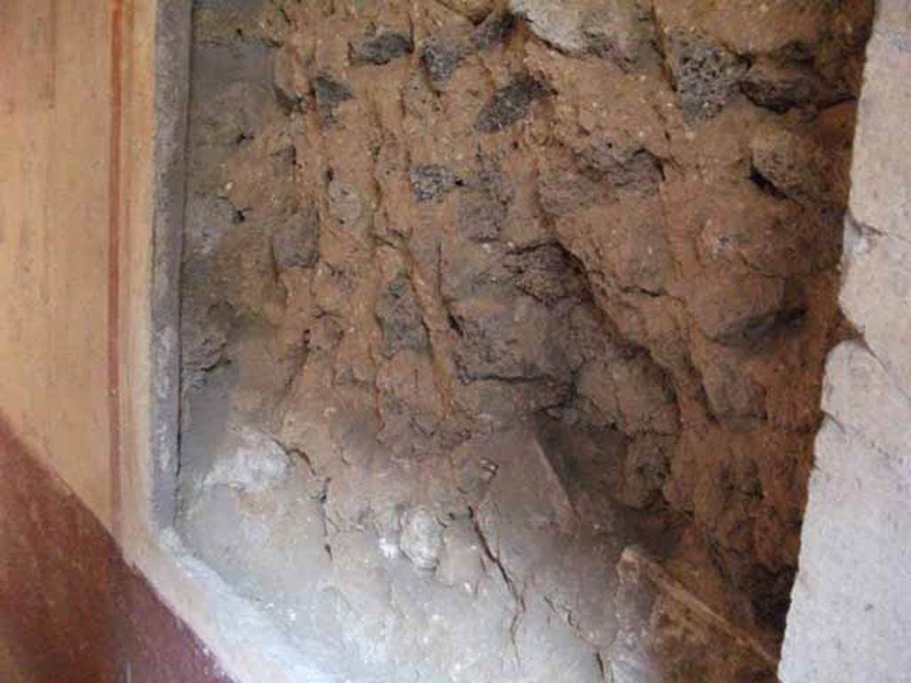 IX.13.1-3 Pompeii. May 2010. Room 22, east wall.