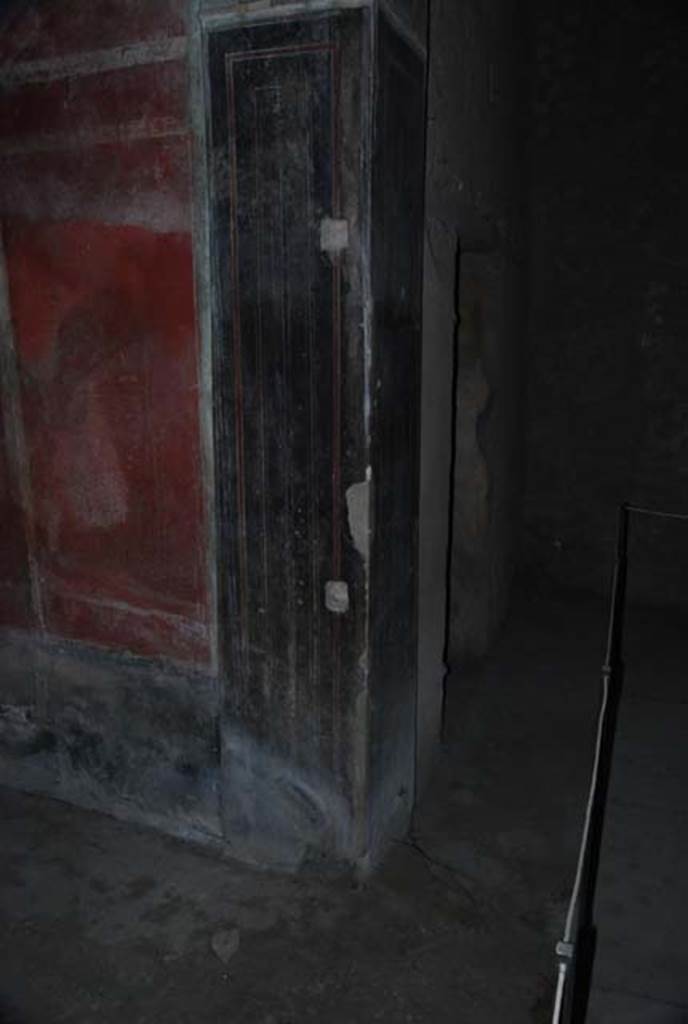 IX.13.1-3 Pompeii. October 2007. Room 25, corner pilaster at south end of east wall.
Photo courtesy of Nicolas Monteix.