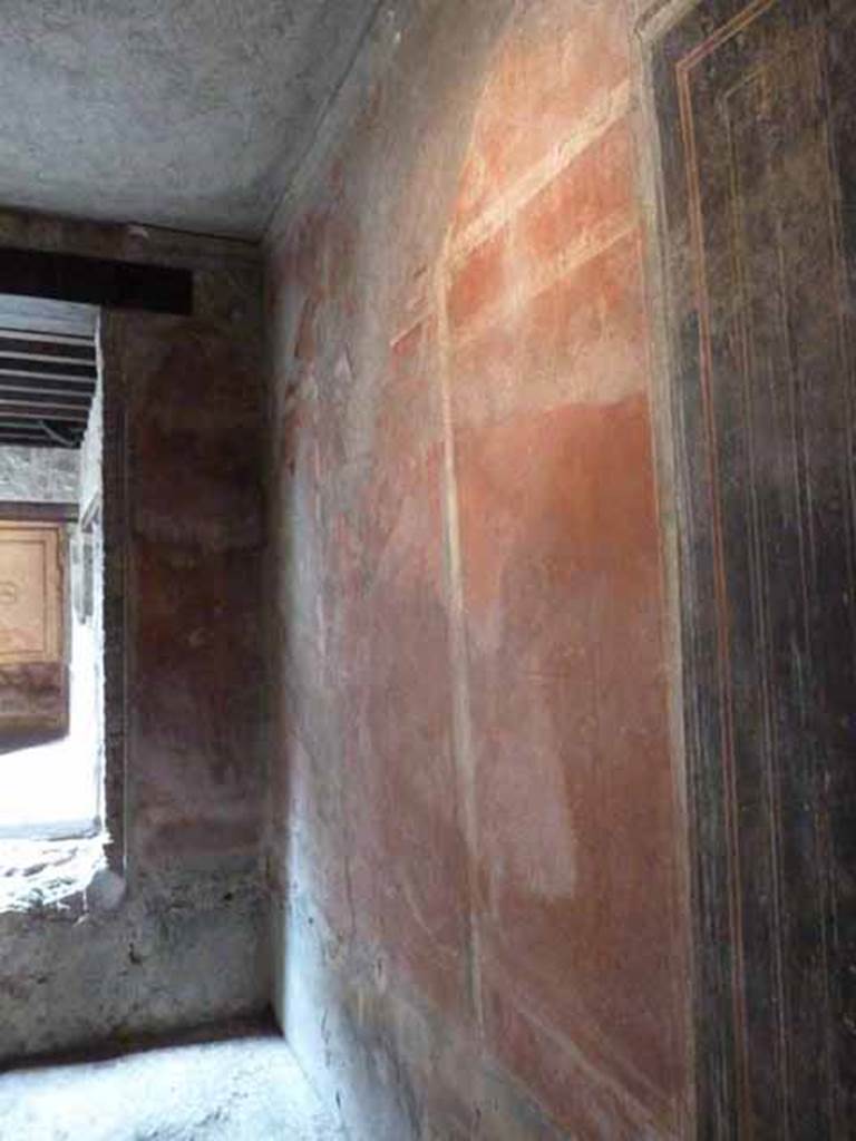 IX.13.1-3 Pompeii. May 2010. Room 25, east wall. Looking north.