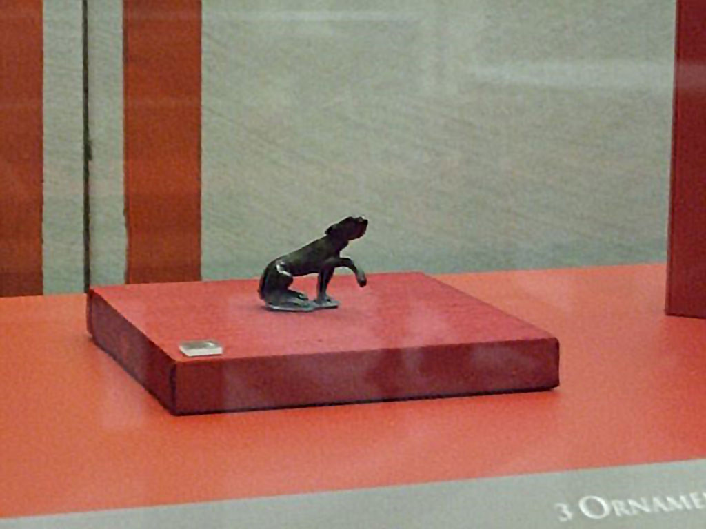 IX.13.3 Pompeii. Bronze statuette of a dog. SAP 21753.
Photographed at “A Day in Pompeii” exhibition at Melbourne Museum. September 2009.