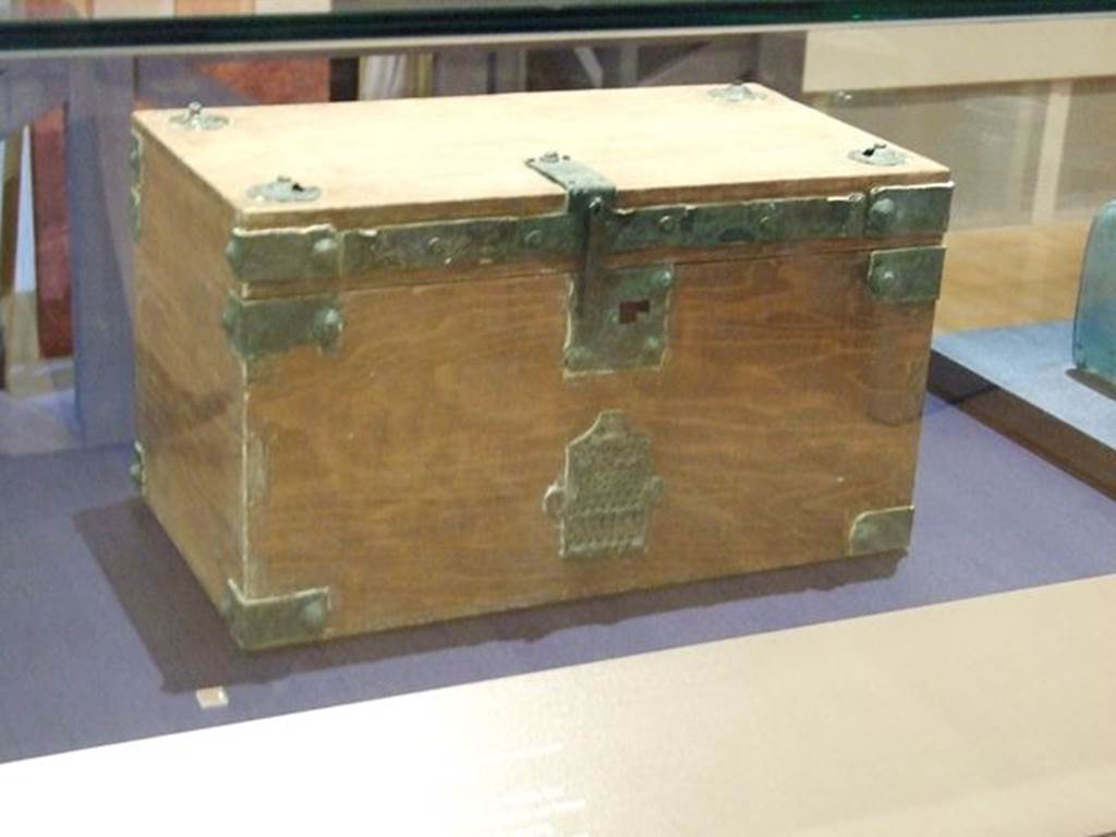 IX.13.3 Pompeii. Reconstructed wooden chest with iron fittings. SAP 22297. Photographed at “A Day in Pompeii” exhibition at Melbourne Museum. September 2009.