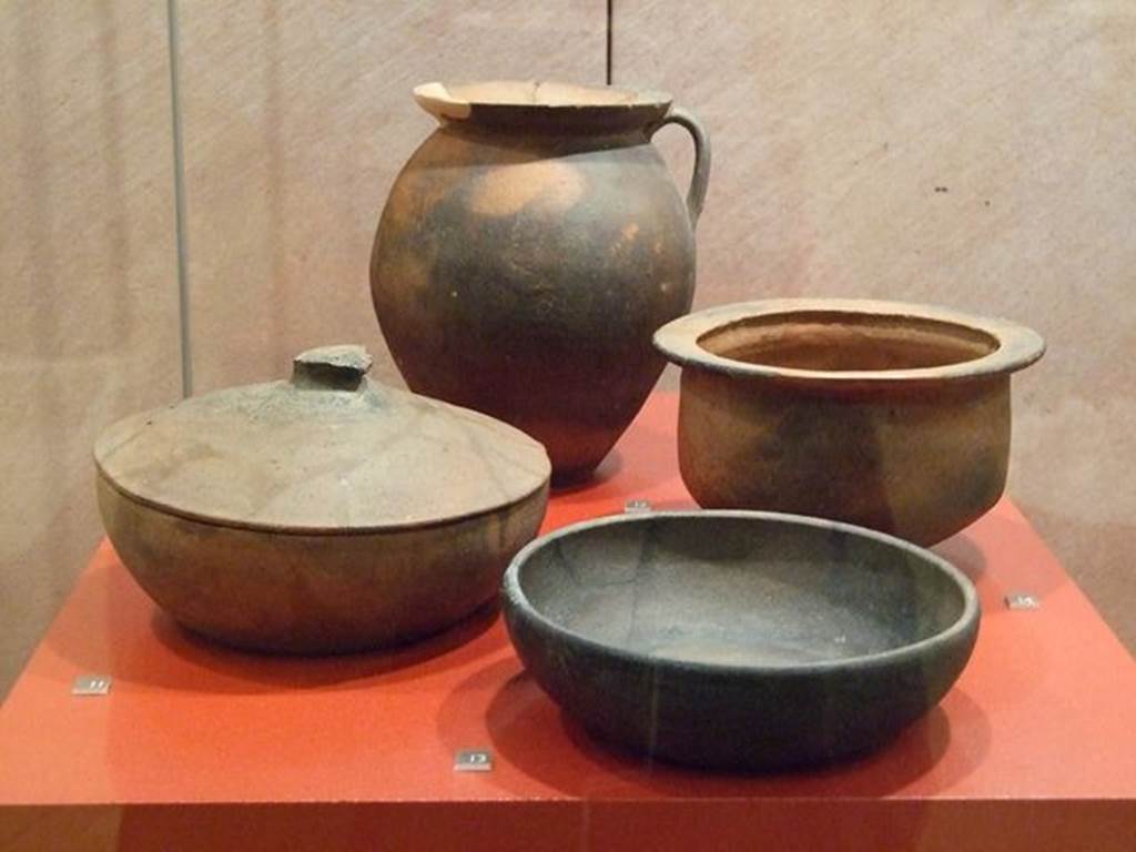 IX.13.3 Pompeii. Ceramic pan and lid (On the left). SAP 22838 and 22839. One handled ceramic jug (At the rear). SAP 21558. Cooking pot (On the right). SAP 22859. Shallow bowl (At the front). SAP 22847. Photographed at “A Day in Pompeii” exhibition at Melbourne Museum. September 2009.
