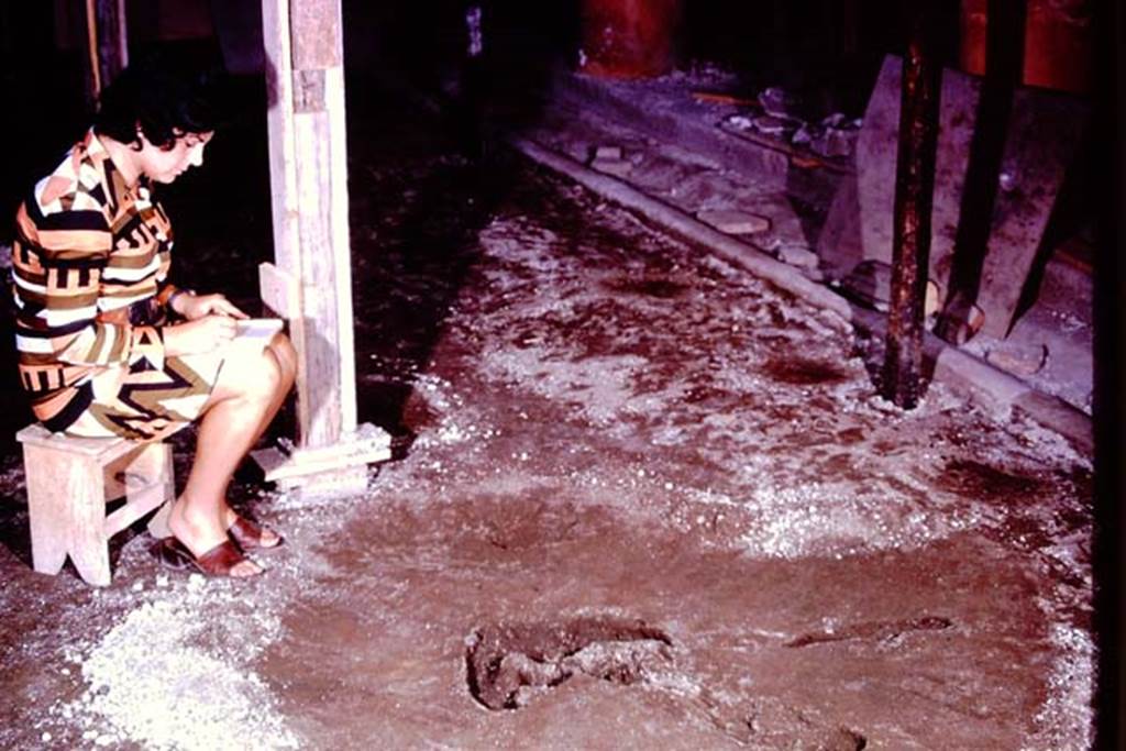 IX.13.1-3 Pompeii, 1973. Careful recording of the cavity. Photo by Stanley A. Jashemski.
Source: The Wilhelmina and Stanley A. Jashemski archive in the University of Maryland Library, Special Collections (See collection page) and made available under the Creative Commons Attribution-Non Commercial License v.4. See Licence and use details. J73f0492