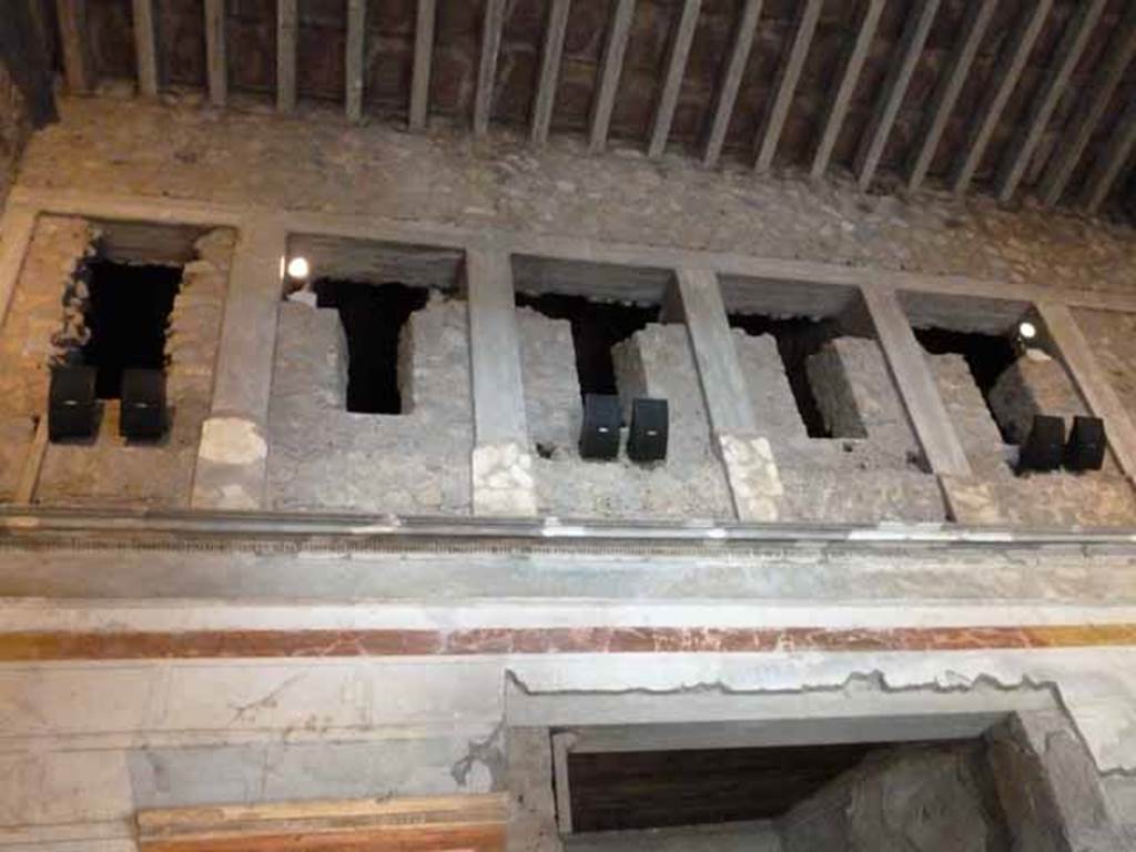 IX.13.1-3 Pompeii. May 2010. Room 1, upper north wall.