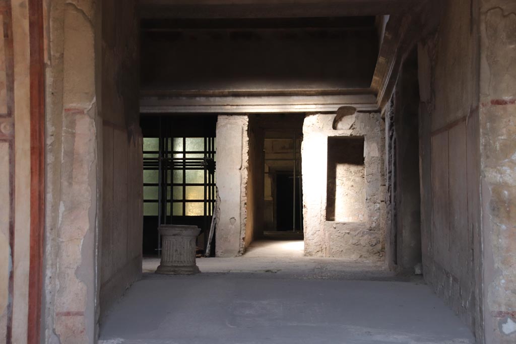 IX.13.1-3 Pompeii. Pompeii. October 2022. 
Looking north towards north end of room 28, from room 1. Photo courtesy of Klaus Heese. 

