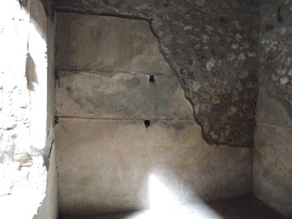 IX.13.1-3 Pompeii. March 2009. Room 4, north wall.