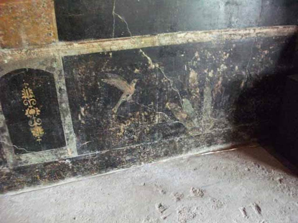 IX.13.1-3 Pompeii. May 2010.  Room  10, painted bird and plant on lower east wall.